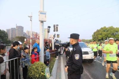 赤壁市警方全力护航2026咸宁马拉松安保工作