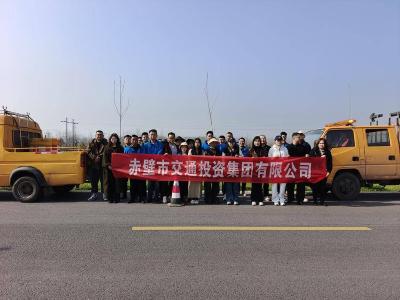 市交投集团开展植树护路活动