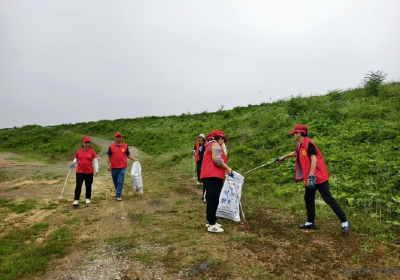 美丽中国，我是行动者 | “弯腰一秒”环保行动 守护东港湖生态之美