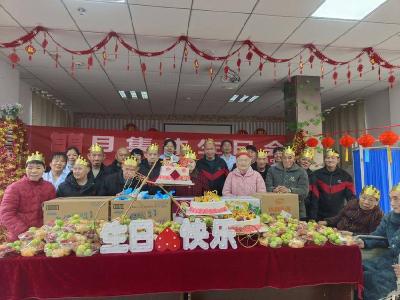 市福利中心为老人办集体生日会