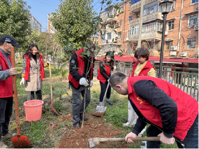 共赴春日之约 齐植邻里新绿