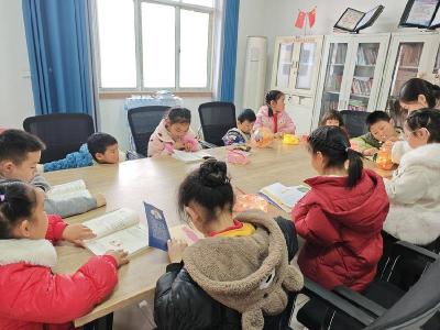 赤壁镇：巧手做灯笼 童心扬新风