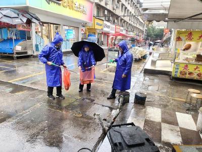 雨中坚守显担当 志愿清扫暖民心