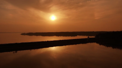 湖北赤壁：一湖落日铺金锦 满岸清风伴晚霞