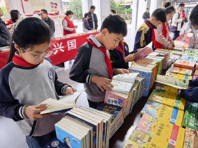 “书香润心灵 阅读促成长” 赤壁市外国语学校举办主题读书角活动