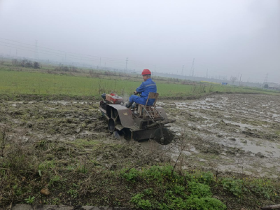 湖北赤壁：人勤春早农耕忙 沃野田间启新程