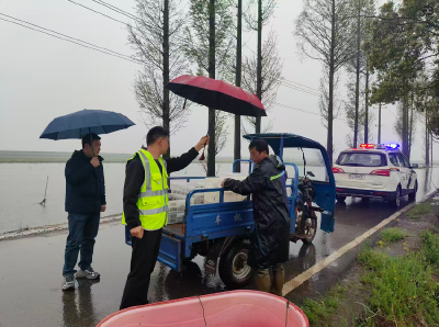 赤壁：路畅业兴虾满筐 平安护航助农忙