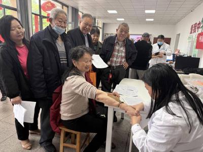 便民服务暖民心 多元活动润华舟