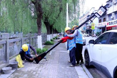 赤壁人民广场：路灯改造升级 照亮市民夜生活