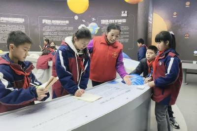 十载公益路 退休教师“救”在身边