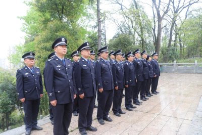 赤壁市公安局开展清明节祭扫公安英烈活动