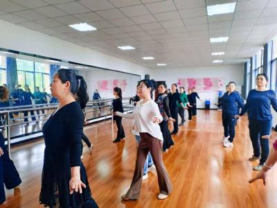 华舟社区：“银龄课堂”圆满启幕 绘就幸福养老新图景