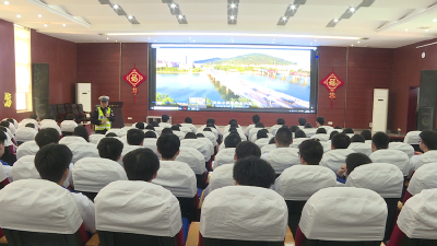 市公安局交管大队到赤壁一中宣讲交通安全法规知识