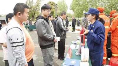 赤壁市开展2026年“4・15全民国家安全教育日”集中宣传活动