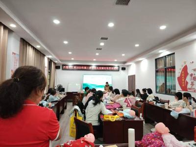 家门口学育儿 技能就业双丰收