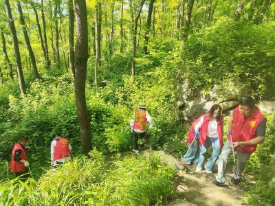 赤壁义工走进紫藤谷开展志愿活动