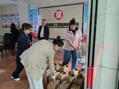 赤壁建工集团爱心助农解民忧