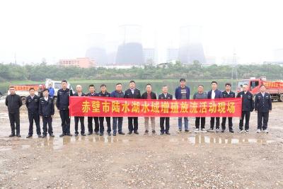 市农业农村局开展陆水湖渔业增殖放流活动