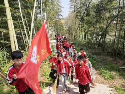 清明祭英烈 红色润童心