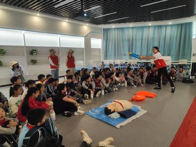 赤壁市红十字会开展防溺水与应急救护公益宣讲