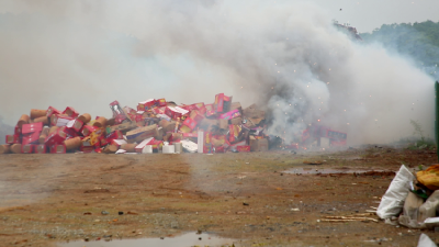 赤壁市集中销毁非法烟花爆竹制品2103件