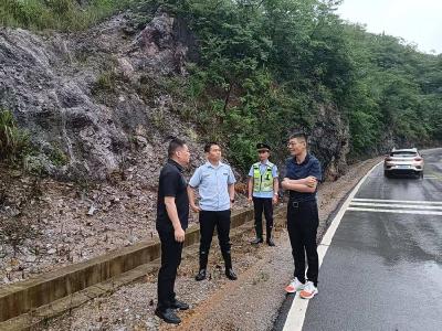 及时处置路面积水 赤壁交通部门全力保障道路通行