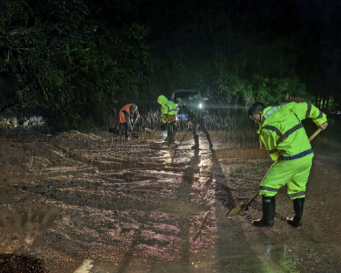 连夜排查除隐患 赤壁公路养护雨夜坚守保畅通