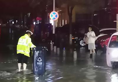 暴雨袭城 赤壁交管彻夜奋战守护群众出行平安