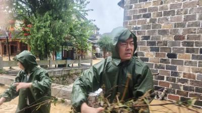 清晨古街突发险情，人桥接力彰显担当
