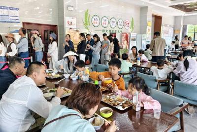 烟火暖胃，花香传情！赤壁市政府机关食堂解锁五一文旅“新打开方式”
