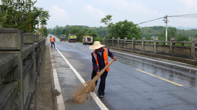 赤壁交投公路养护公司：坚守岗位保安全 全力保障假期出行