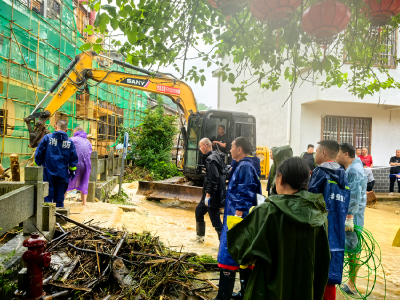 强降雨致排水口堵塞 应急消防民兵合力抢险