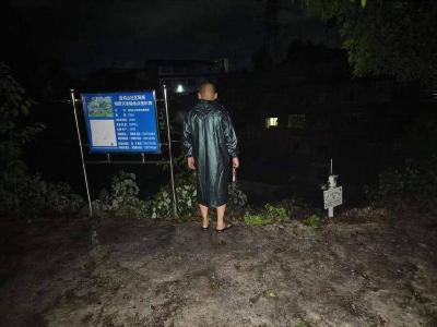 雨夜巡查守平安 金鸡山社区筑牢汛期安全防线