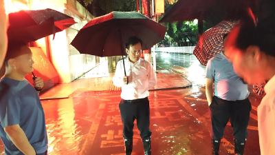 彭光平凌晨带队检查督导城区防汛排涝和应急值守工作 紧盯重点部位 科学统筹调度 全力守护群众生命财产安全