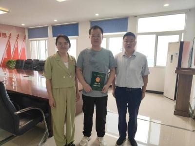 赤壁：“飞毛腿”帮代办送证上门 助推企业项目早开工