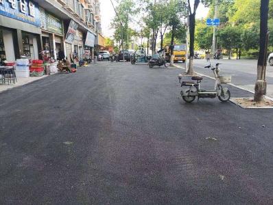 湖北赤壁：坑洼步道换新颜 市民商户齐点赞