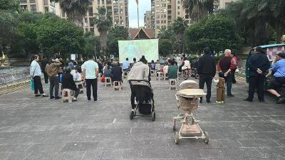 光影传情暖邻里 志愿护航暖假期