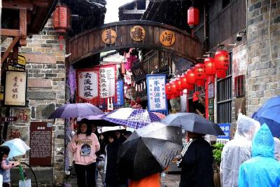 雨中留恋忘返 羊楼洞五一假期热度持续攀升