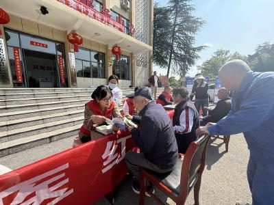 赤壁市医保局走进华舟社区 定制化宣讲解民忧