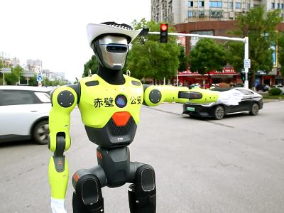 人形交通指挥机器人亮相赤壁市街头