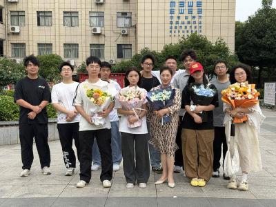 中考前的最后一堂课 这位孤臂老师被鲜花簇拥
