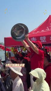 赤壁龙舟燃爆陆水，岸上群众热情沸腾