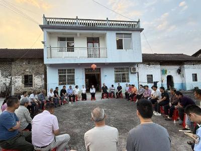 围坐话家常 凝心聚合力 中伙铺镇干群同心绘就乡村振兴新图景