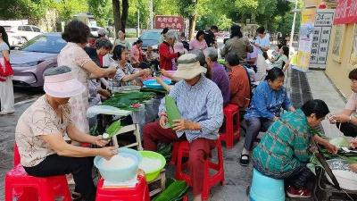 共建温情社区 赤壁城投置业公司开展邻里包粽活动