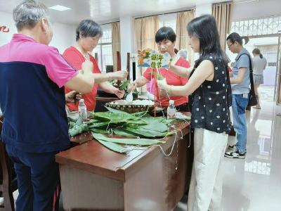 粽叶飘香话端午 邻里和谐一家亲