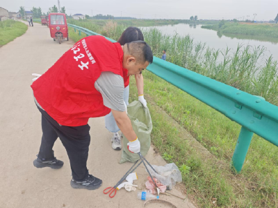志愿清堤护碧水 同心守护黄盖湖