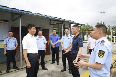 市领导调研全市治超工作