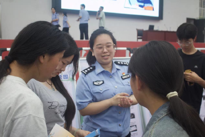 赤壁公安民警走进职教集团开展禁毒科普