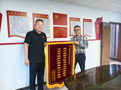 8000元现金险成垃圾，赤壁环卫人深夜“抢”回！