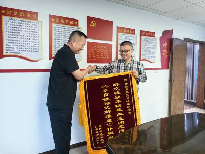 8000元现金误当垃圾扔掉，赤壁环卫人2小时从垃圾堆里寻回！